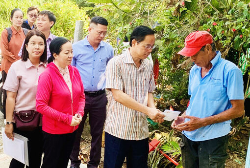 Lãnh đạo xã Phú Hòa trao hỗ trợ các hộ dân bị thiệt hại do dông lốc