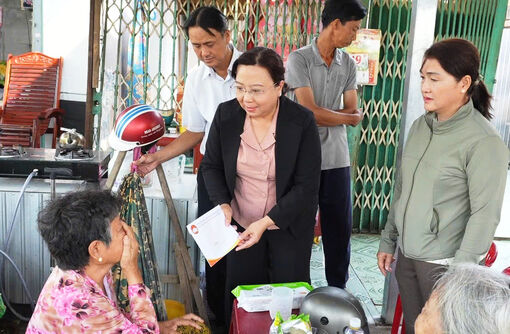 Cấp ủy, chính quyền xã Vĩnh Trạch thăm hỏi, hỗ trợ hộ dân bị thiệt hại do mưa, dông