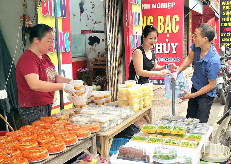 Độc đáo bánh Dùng mật mía - thức quà “nhuộm” đỏ nếp xưa Thổ Tang