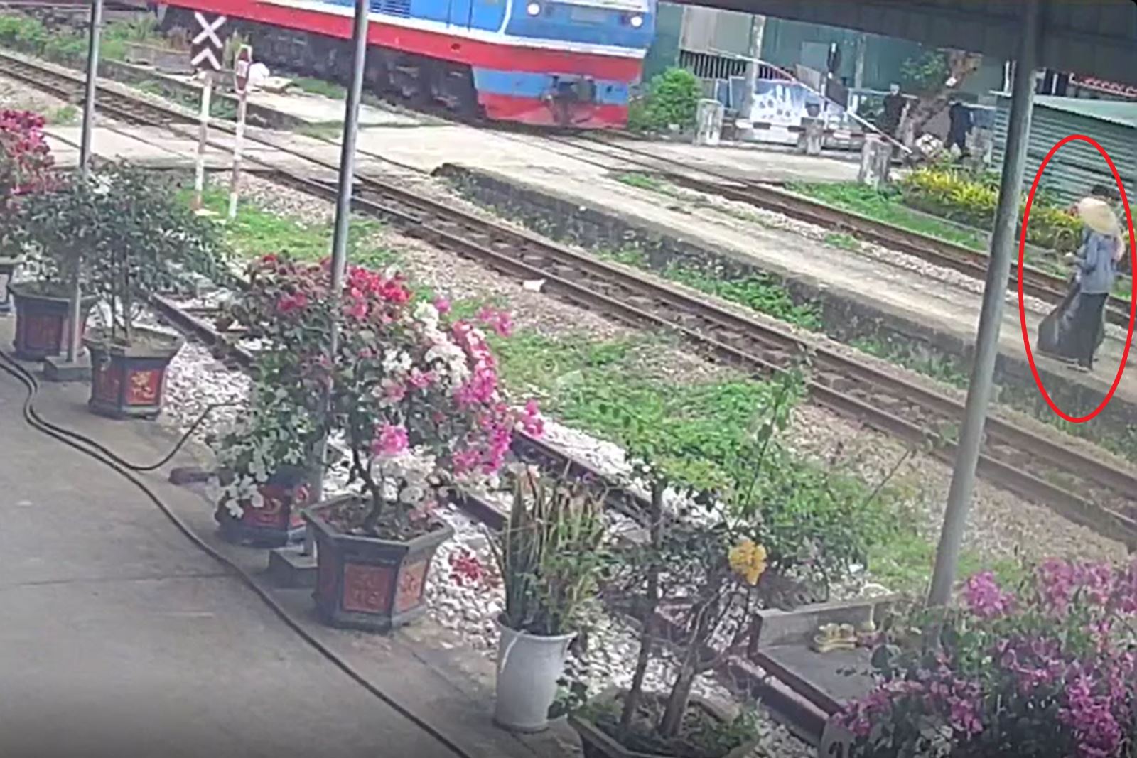 Công nhân đường sắt cứu cụ bà thoát nạn trong gang tấc