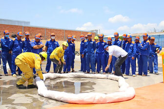 Chủ động ứng phó sự cố tràn dầu