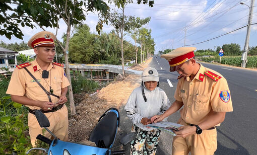 Cảnh sát giao thông xuống đường tuyên truyền luật