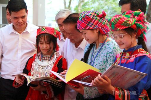 Cùng sách bước vào kỷ nguyên số