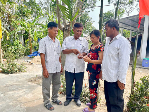 Gõ cửa từng nhà vận động tham gia bảo hiểm y tế