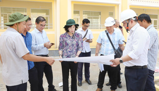 Phó Chủ tịch UBND tỉnh An Giang Nguyễn Thị Minh Thúy khảo sát đầu tư hạ tầng giáo dục và y tế tại các xã biên giới