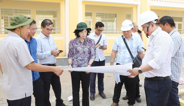 Phó Chủ tịch UBND tỉnh An Giang Nguyễn Thị Minh Thúy khảo sát đầu tư hạ tầng giáo dục và y tế tại các xã biên giới