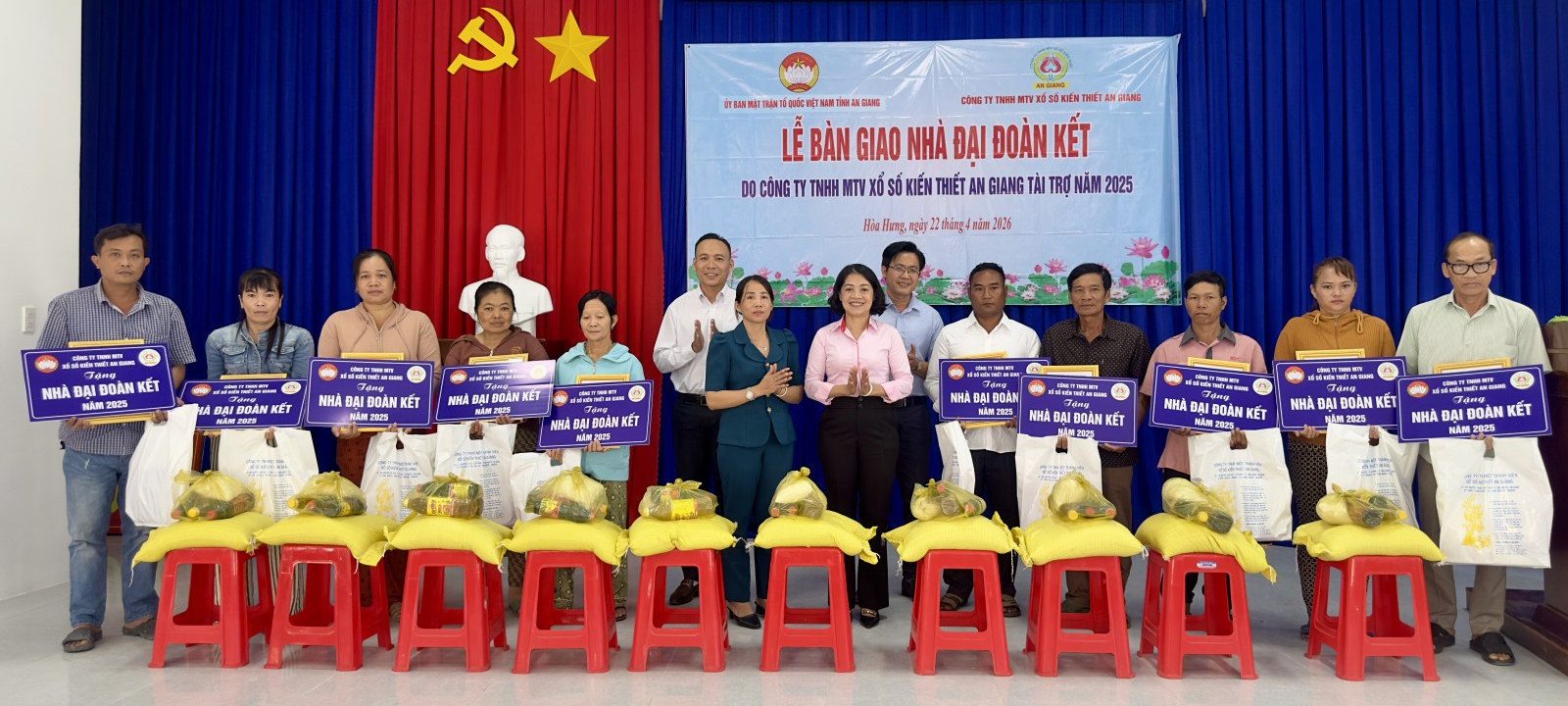 Bàn giao 10 căn nhà Đại đoàn kết cho người dân xã Hòa Hưng