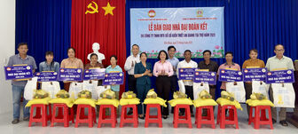 Bàn giao 10 căn nhà Đại đoàn kết cho người dân xã Hòa Hưng