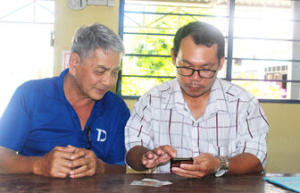 “Cầm tay” giúp dân chuyển đổi số