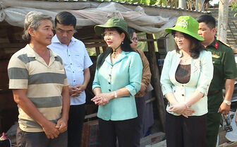 Đồng chí Trần Thị Thanh Hương thăm và trao hỗ trợ cho các hộ dân bị thiệt hại do giông lốc tại xã Thạnh Mỹ Tây