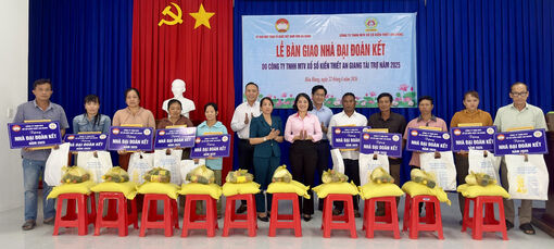 Bàn giao 10 căn nhà Đại đoàn kết cho người dân xã Hòa Hưng