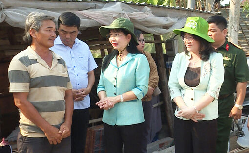Đồng chí Trần Thị Thanh Hương thăm và trao hỗ trợ cho các hộ dân bị thiệt hại do giông lốc tại xã Thạnh Mỹ Tây