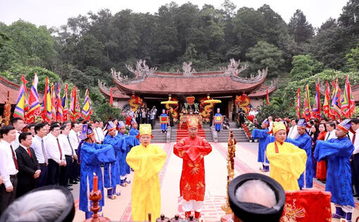 Sắc màu lễ hội rực rỡ tại Đền Hùng những ngày cao điểm