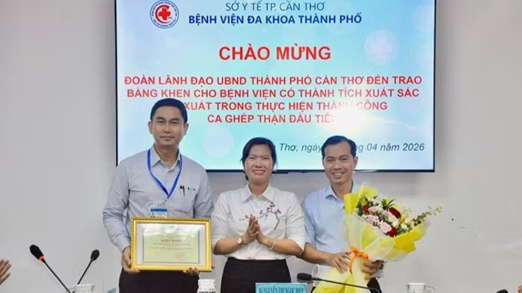 Khen thưởng Bệnh viện đa khoa Cần Thơ thực hiện thành công kỹ thuật ghép thận
