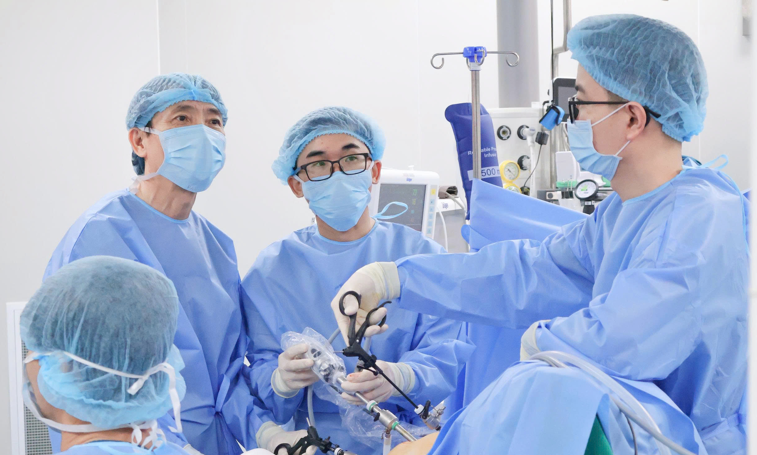 Ca phẫu thuật “cân não” cứu bệnh nhân ung thư tiêu hoá đa bệnh nền tại Vinmec Cần Thơ