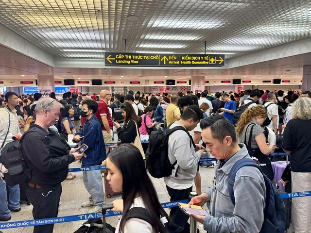 Khách nào nhập cảnh Tân Sơn Nhất bắt buộc phải khai thông tin trực tuyến?