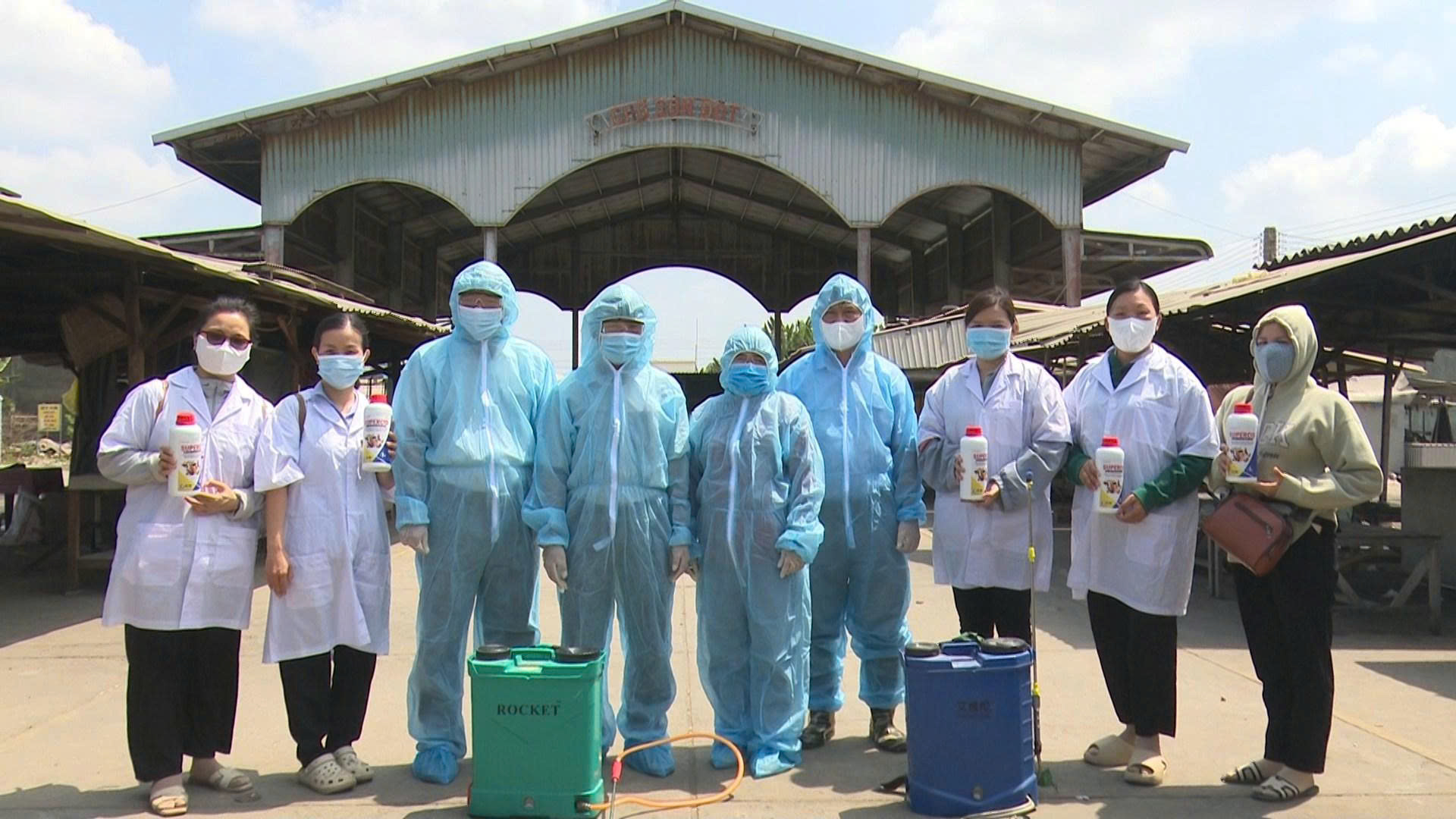 Nhơn Mỹ ra quân phun xịt khử khuẩn phòng, chống dịch bệnh tại các điểm chợ