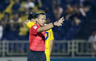 Hai trọng tài FIFA Malaysia điều hành V-League