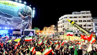 Iran phô diễn sức mạnh quân sự