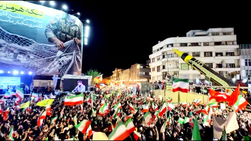 Iran phô diễn sức mạnh quân sự