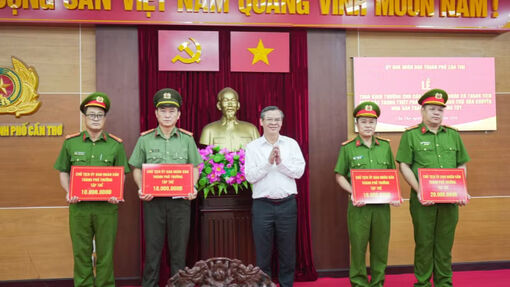 Khen thưởng Công an thành phố Cần Thơ trong đấu tranh, triệt phá các chuyên án ma túy lớn