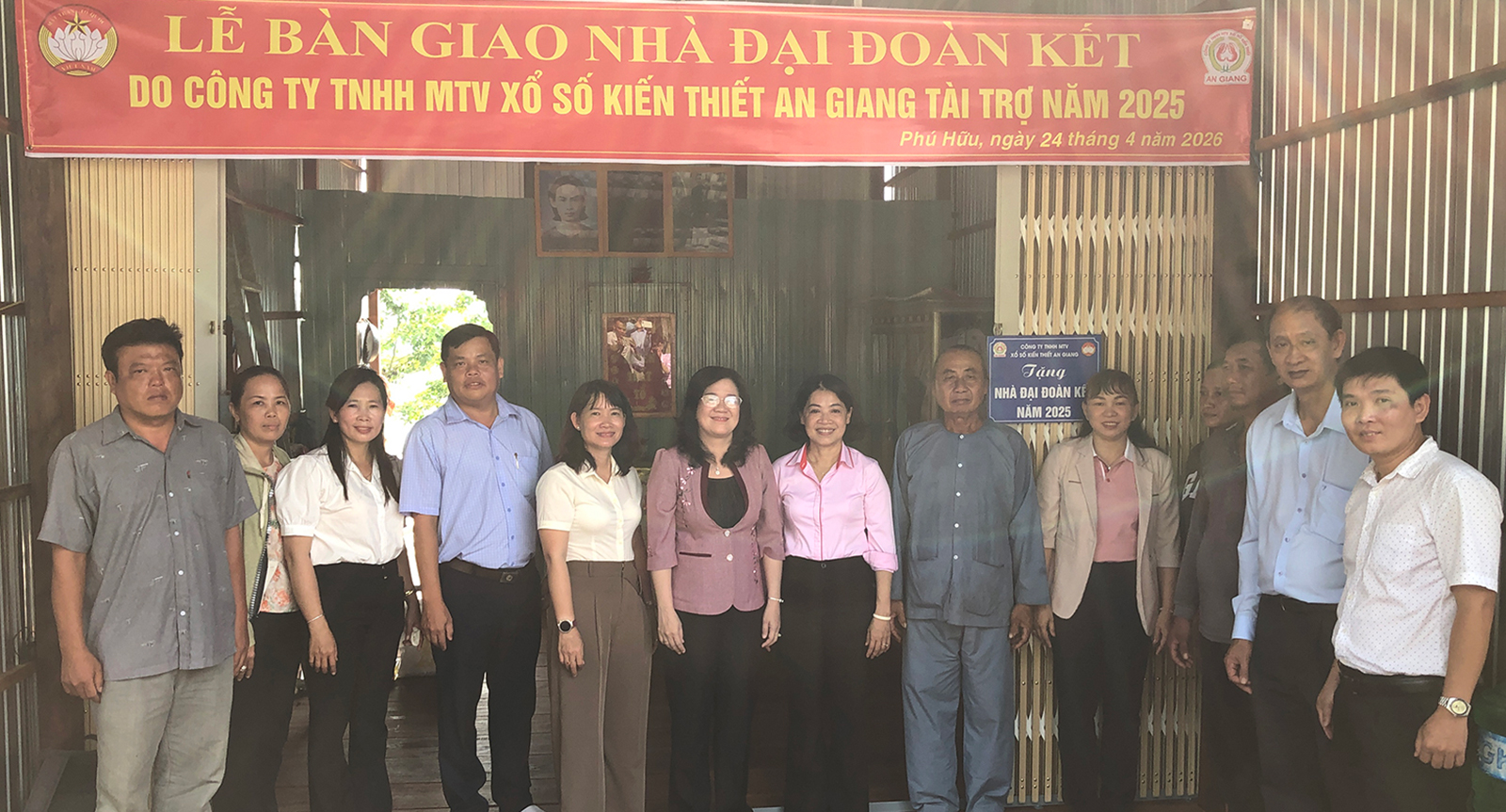 Bàn giao 10 căn nhà Đại đoàn kết tại xã biên giới Phú Hữu