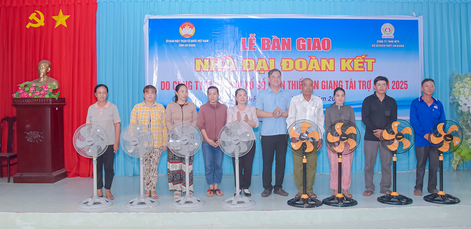 Bàn giao 10 căn nhà Đại đoàn kết cho người dân xã Vĩnh Điều