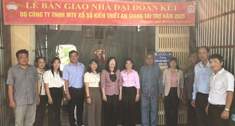 Bàn giao 10 căn nhà Đại đoàn kết tại xã biên giới Phú Hữu