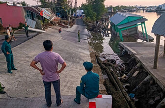 Sạt lở ở Cà Mau, nhiều nhà dân trị giá hơn 3 tỉ đồng trôi xuống sông