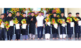 Trao quyết định hợp nhất và chuẩn y nhân sự Ban Trị sự Giáo hội Phật giáo Hòa Hảo xã Phú Tân