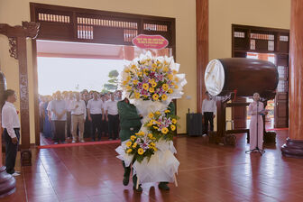 Dâng hoa, dâng hương các Anh hùng liệt sĩ, lực lượng vũ trang nhân dân và Thanh niên xung phong hy sinh trên tuyến đường 1C