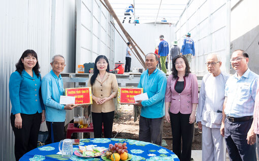 Đồng chí Trần Thị Thanh Hương thăm và tặng quà các tổ từ thiện tại xã Châu Phú