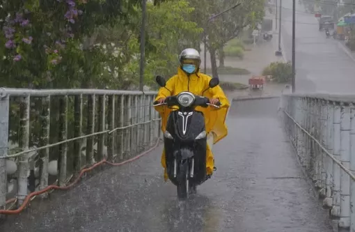 Thời tiết ngày 24/4: Trung Bộ mưa to diện rộng, có nơi trên 80mm