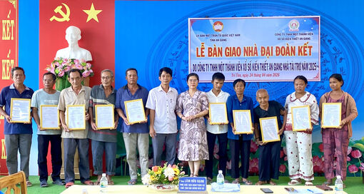 Trao 10 căn nhà Đại đoàn kết cho hộ nghèo xã Tri Tôn