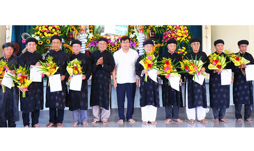 Trao quyết định hợp nhất và chuẩn y nhân sự Ban Trị sự Giáo hội Phật giáo Hòa Hảo xã Phú Tân