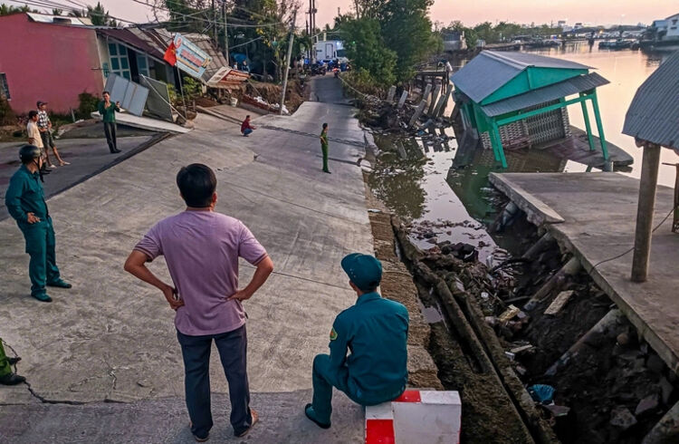 Sạt lở ở Cà Mau, nhiều nhà dân trị giá hơn 3 tỉ đồng trôi xuống sông