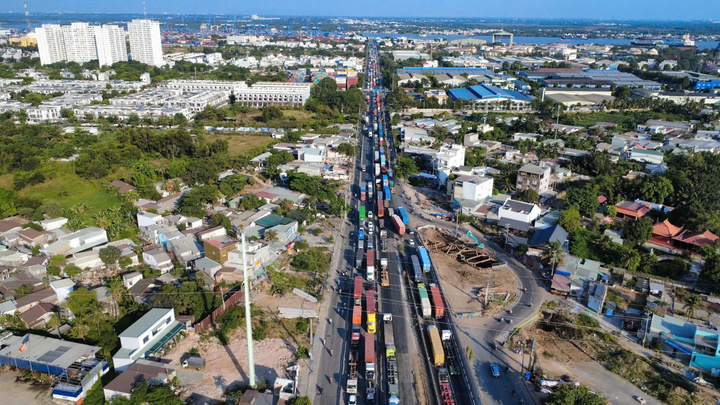 Bến xe chật kín, cửa ngõ TP.HCM kẹt cứng ngày đầu nghỉ lễ Giổ Tổ Hùng Vương