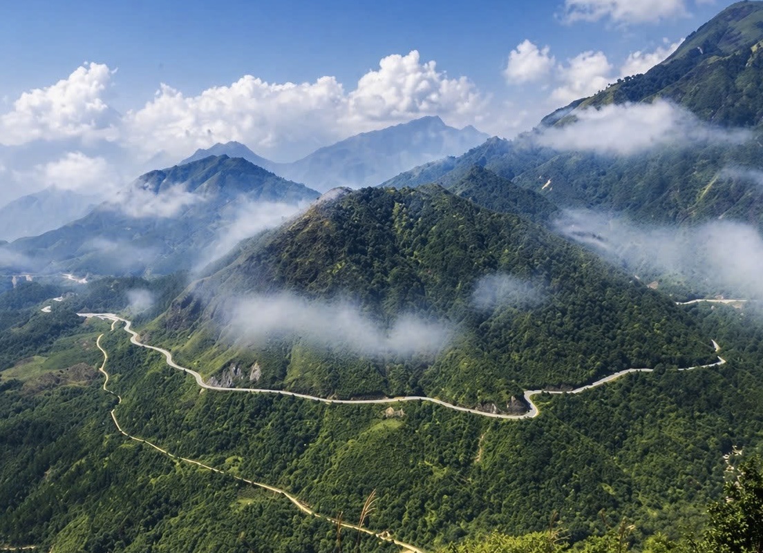 Du khách thích thú ngắm hoàng hôn trên đỉnh đèo Ô Quy Hồ