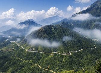 Du khách thích thú ngắm hoàng hôn trên đỉnh đèo Ô Quy Hồ