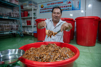Út Nhanh và chuyện giữ nghề mắm gia truyền