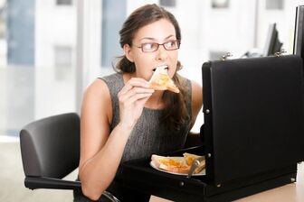 Vì sao người Pháp cấm ăn trưa tại bàn làm việc?