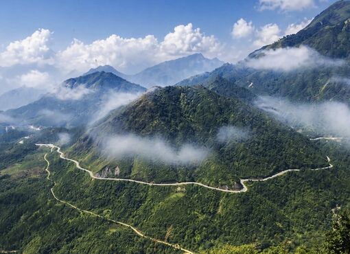 Du khách thích thú ngắm hoàng hôn trên đỉnh đèo Ô Quy Hồ