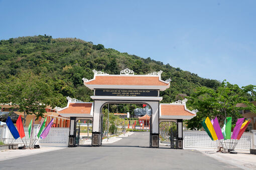 Về vùng đất anh hùng Ba Hòn thăm mộ chị Sứ