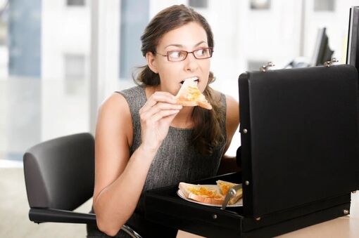 Vì sao người Pháp cấm ăn trưa tại bàn làm việc?