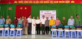 Tặng 200 phần quà cho người dân xã Phú Lâm