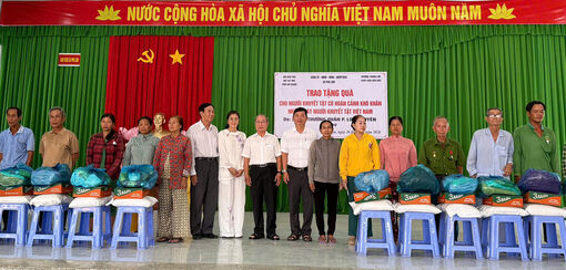 Tặng 200 phần quà cho người dân xã Phú Lâm