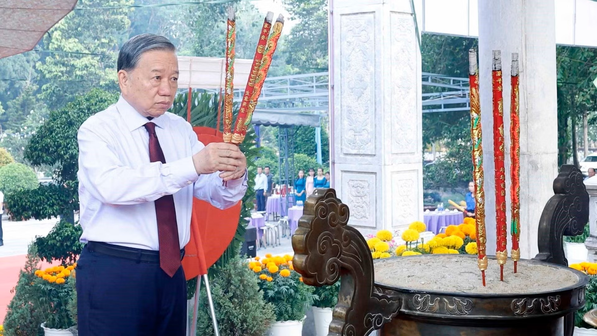 Tổng Bí thư, Chủ tịch nước Tô Lâm dâng hương tưởng niệm các Anh hùng liệt sĩ tại Tây Ninh