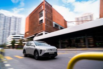 Miễn phí sạc 3 năm, tài xế dịch vụ tiết kiệm hàng trăm triệu đồng với Limo Green