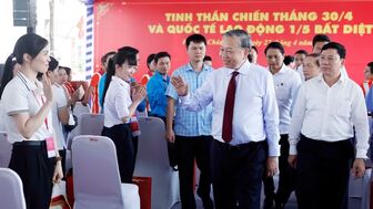 Tiếp tục coi việc chăm lo đời sống người lao động là một nhiệm vụ chính trị quan trọng