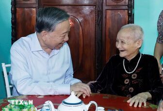 Tổng Bí thư, Chủ tịch nước thăm các nguyên lãnh đạo Đảng, Nhà nước và Mẹ Việt Nam Anh hùng